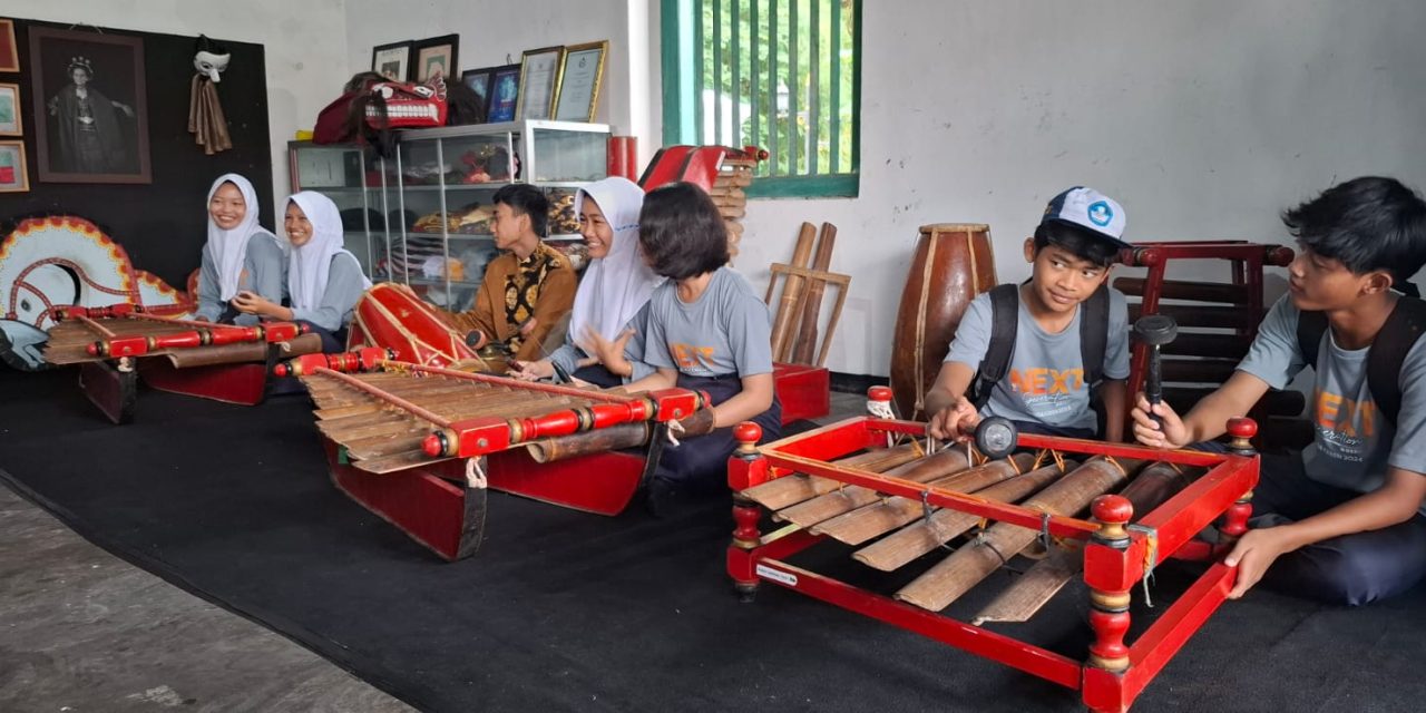 Siswa SMPN 1 Kemranjen Dalami Kearifan Lokal Banyumas dalam Outing Class