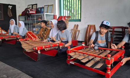Siswa SMPN 1 Kemranjen Dalami Kearifan Lokal Banyumas dalam Outing Class