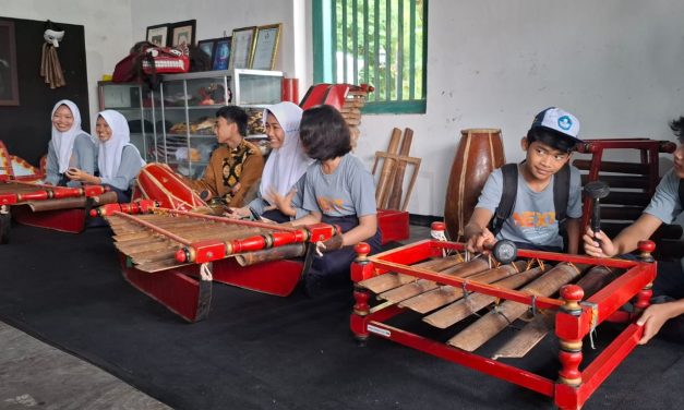 Siswa SMPN 1 Kemranjen Dalami Kearifan Lokal Banyumas dalam Outing Class